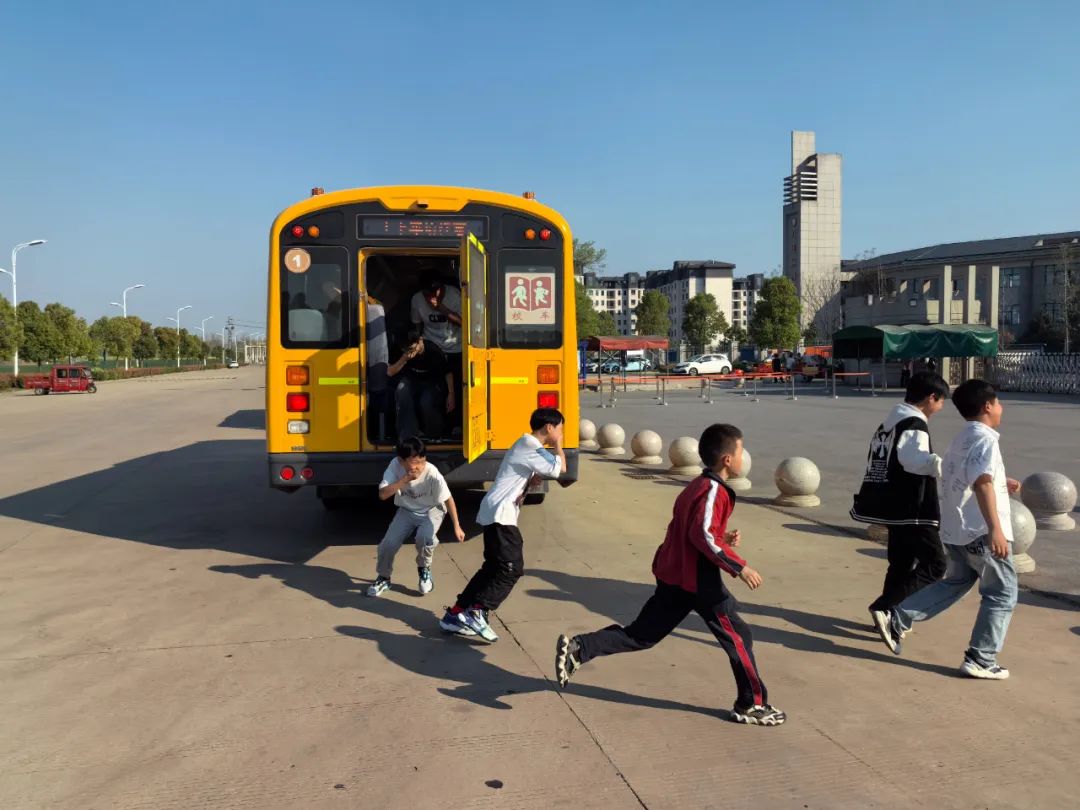 【二小 · 集團新聞】葉集二小教育集團孫崗校區(qū)組織開展校車安全應(yīng)急逃生演練活動 圖片