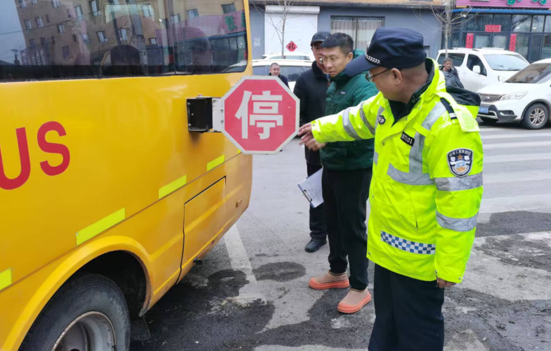 交巡警開展校車安全檢查 為學生出行保駕護航 圖片