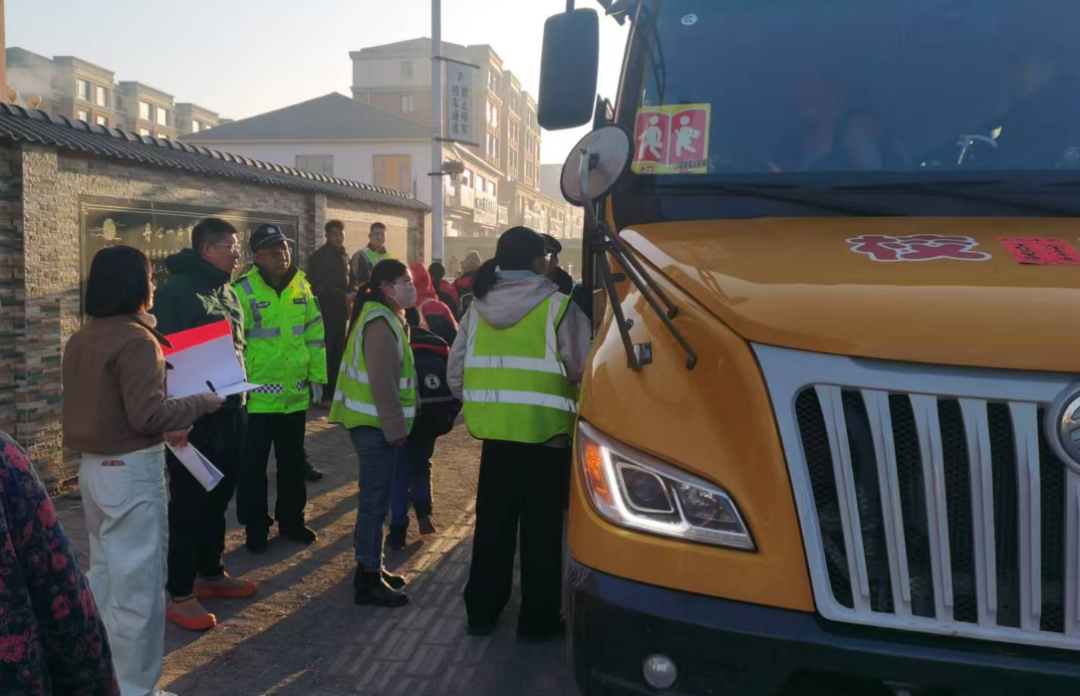 交巡警開展校車安全檢查 為學生出行保駕護航 圖片