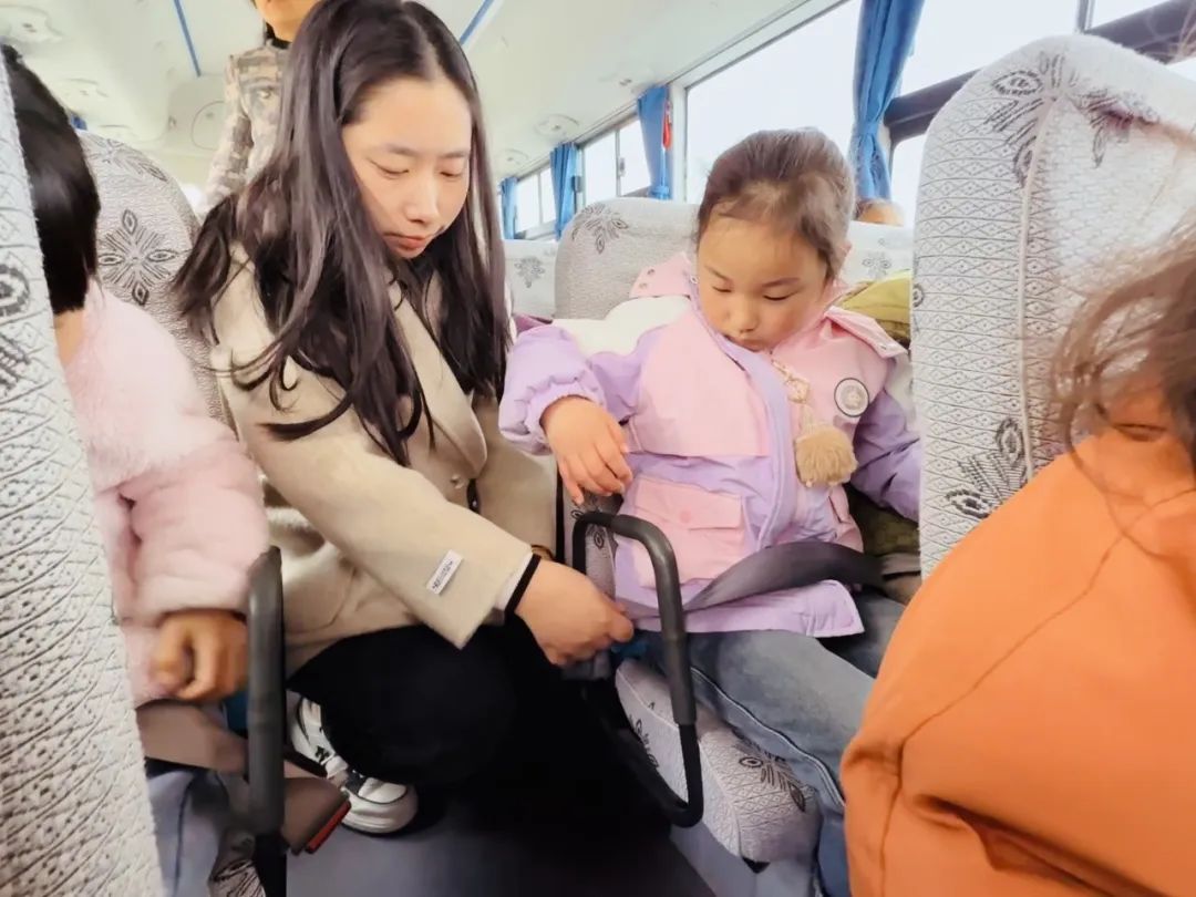 安全丨平安乘車 你我“童”行——小紀鎮中心幼兒園校車安全應急疏散演練活動 安全丨平安乘車 你我“童”行——小紀鎮中心幼兒園校車安全應急疏散演練活動