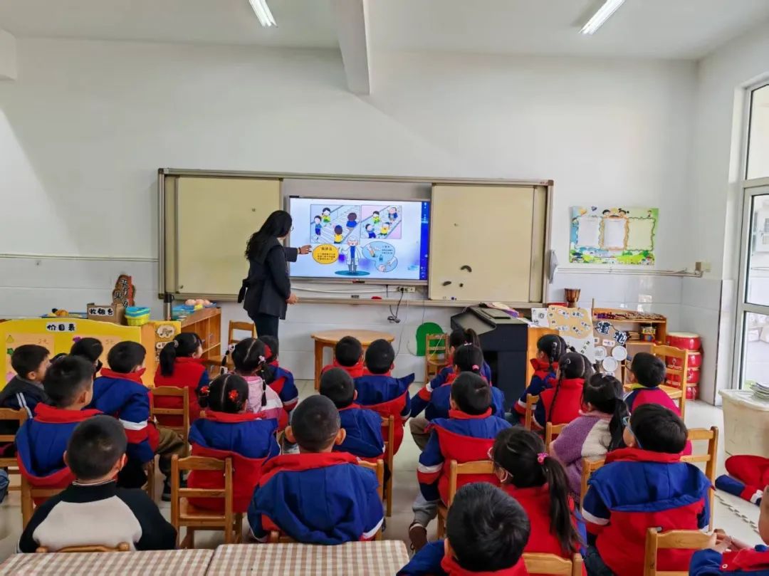 安全丨平安乘車 你我“童”行——小紀鎮中心幼兒園校車安全應急疏散演練活動 安全丨平安乘車 你我“童”行——小紀鎮中心幼兒園校車安全應急疏散演練活動