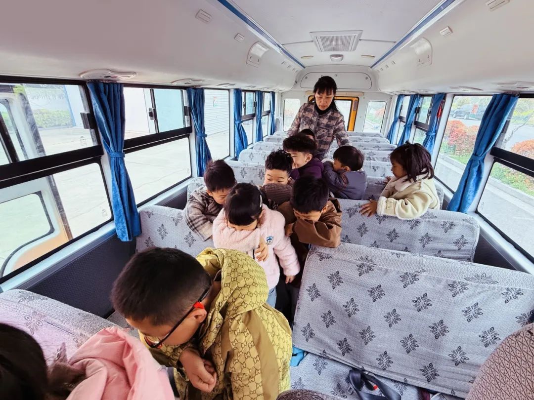 安全丨平安乘車 你我“童”行——小紀鎮中心幼兒園校車安全應急疏散演練活動 安全丨平安乘車 你我“童”行——小紀鎮中心幼兒園校車安全應急疏散演練活動