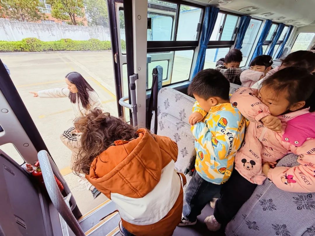 安全丨平安乘車 你我“童”行——小紀鎮中心幼兒園校車安全應急疏散演練活動 安全丨平安乘車 你我“童”行——小紀鎮中心幼兒園校車安全應急疏散演練活動