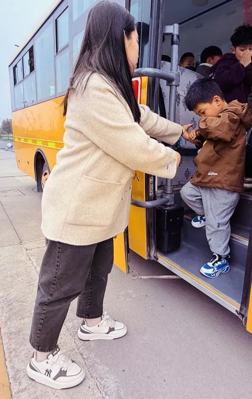 安全丨平安乘車 你我“童”行——小紀鎮中心幼兒園校車安全應急疏散演練活動 安全丨平安乘車 你我“童”行——小紀鎮中心幼兒園校車安全應急疏散演練活動