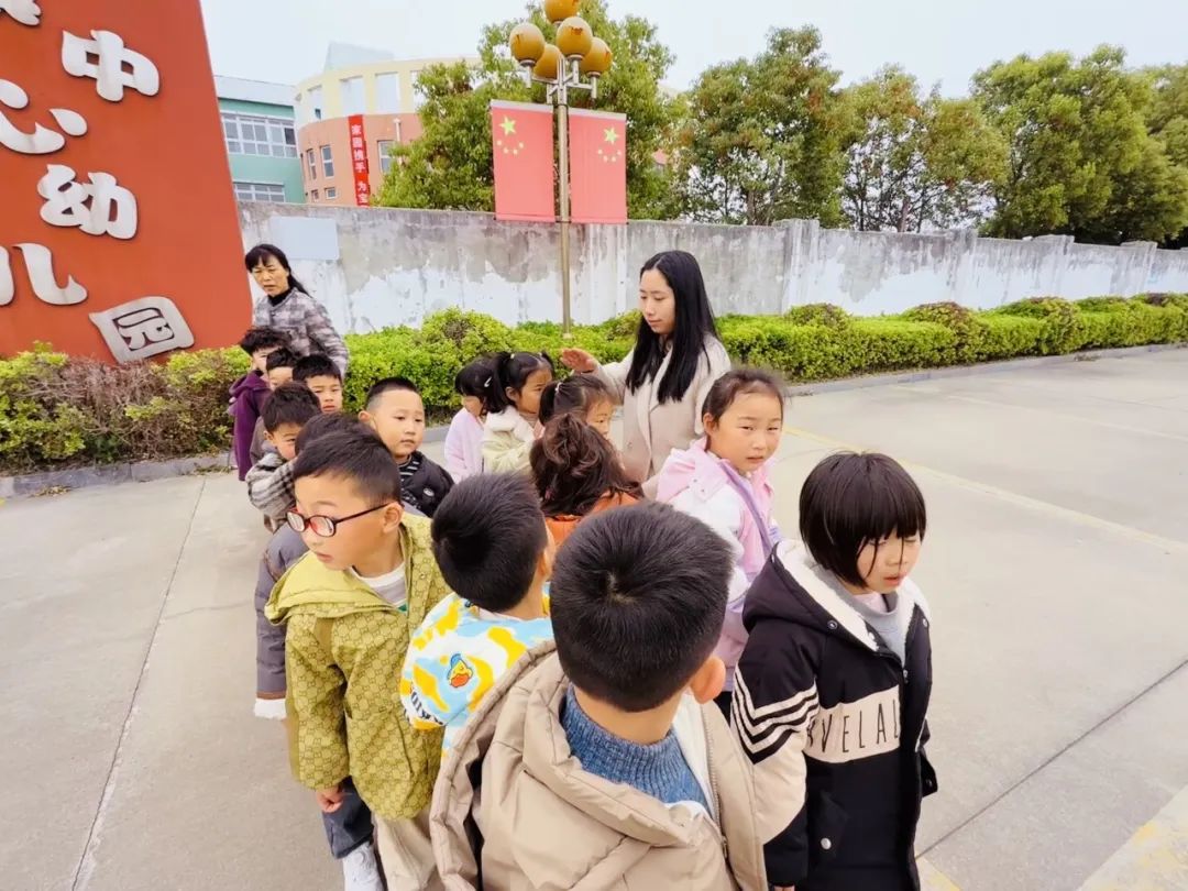 安全丨平安乘車 你我“童”行——小紀鎮中心幼兒園校車安全應急疏散演練活動 安全丨平安乘車 你我“童”行——小紀鎮中心幼兒園校車安全應急疏散演練活動