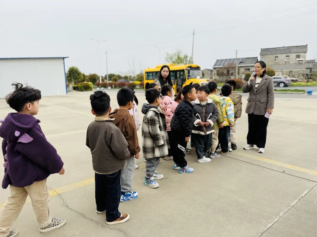 安全丨平安乘車 你我“童”行——小紀鎮中心幼兒園校車安全應急疏散演練活動 安全丨平安乘車 你我“童”行——小紀鎮中心幼兒園校車安全應急疏散演練活動