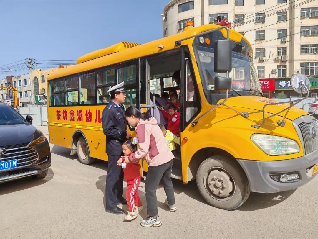 春季攻防宣丨校車安全“大檢查” 筑牢學(xué)生“安全路” 春季攻防宣丨校車安全“大檢查” 筑牢學(xué)生“安全路”
