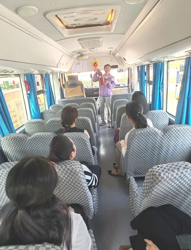 【校園安全】與“愛”同路 安全“童”行——新安縣第四實(shí)驗(yàn)幼兒園校車安全演練活動 圖片