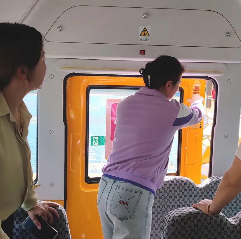 【校園安全】與“愛”同路 安全“童”行——新安縣第四實(shí)驗(yàn)幼兒園校車安全演練活動 圖片