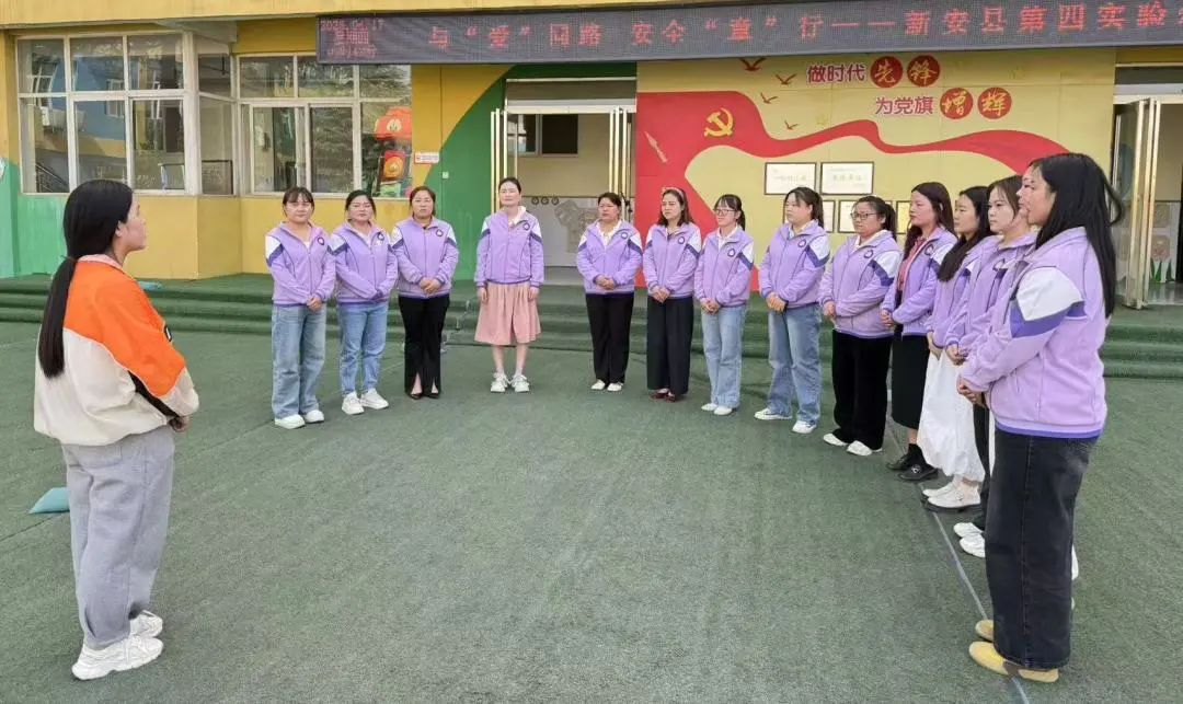 【校園安全】與“愛”同路 安全“童”行——新安縣第四實(shí)驗(yàn)幼兒園校車安全演練活動 圖片