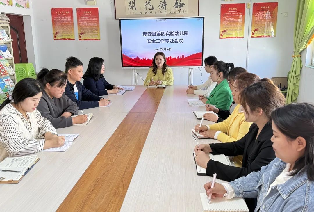 【校園安全】與“愛”同路 安全“童”行——新安縣第四實(shí)驗(yàn)幼兒園校車安全演練活動 圖片