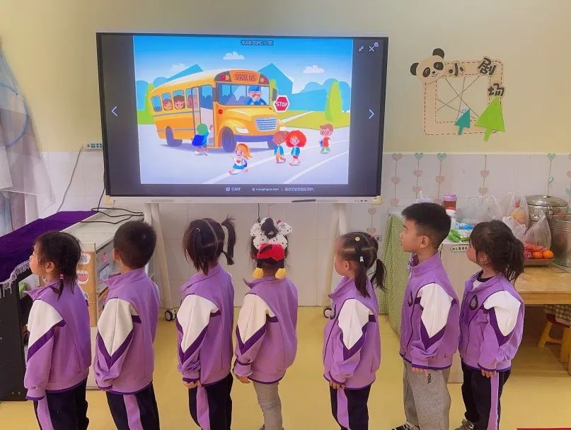 【校園安全】與“愛”同路 安全“童”行——新安縣第四實(shí)驗(yàn)幼兒園校車安全演練活動 圖片