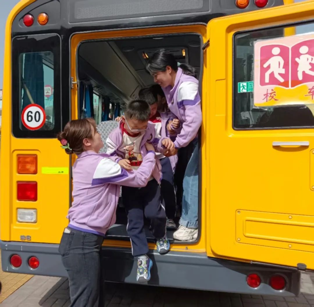 【校園安全】與“愛”同路 安全“童”行——新安縣第四實(shí)驗(yàn)幼兒園校車安全演練活動 【校園安全】與“愛”同路 安全“童”行——新安縣第四實(shí)驗(yàn)幼兒園校車安全演練活動
