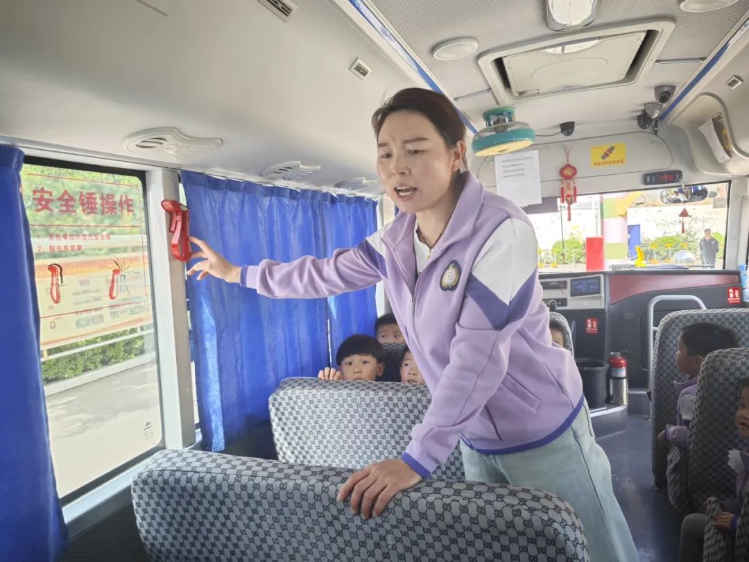 【校園安全】與“愛”同路 安全“童”行——新安縣第四實(shí)驗(yàn)幼兒園校車安全演練活動 【校園安全】與“愛”同路 安全“童”行——新安縣第四實(shí)驗(yàn)幼兒園校車安全演練活動