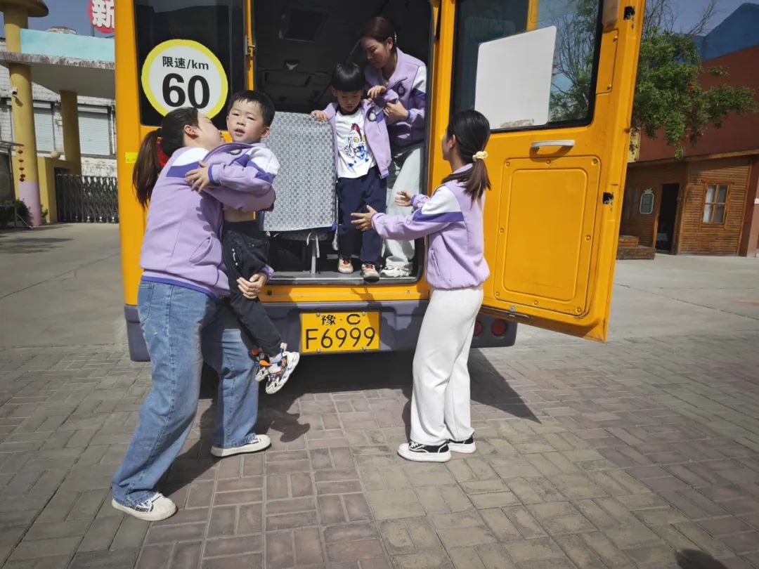 【校園安全】與“愛”同路 安全“童”行——新安縣第四實(shí)驗(yàn)幼兒園校車安全演練活動 【校園安全】與“愛”同路 安全“童”行——新安縣第四實(shí)驗(yàn)幼兒園校車安全演練活動