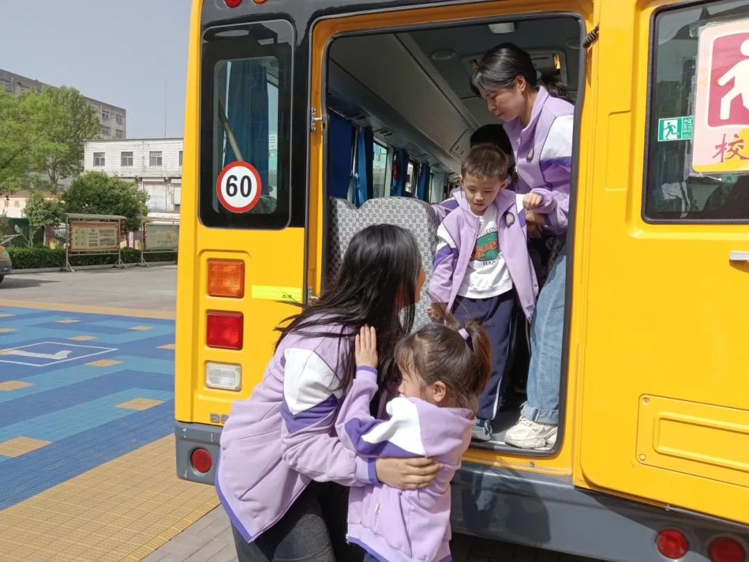 【校園安全】與“愛”同路 安全“童”行——新安縣第四實(shí)驗(yàn)幼兒園校車安全演練活動 【校園安全】與“愛”同路 安全“童”行——新安縣第四實(shí)驗(yàn)幼兒園校車安全演練活動