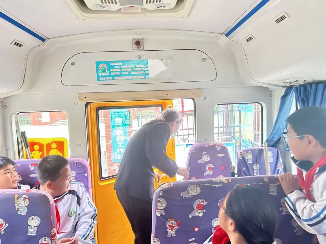 【平安校園】泰安市岱岳實驗中學“安全乘坐校車,真愛寶貴生命”校車安全演練 圖片
