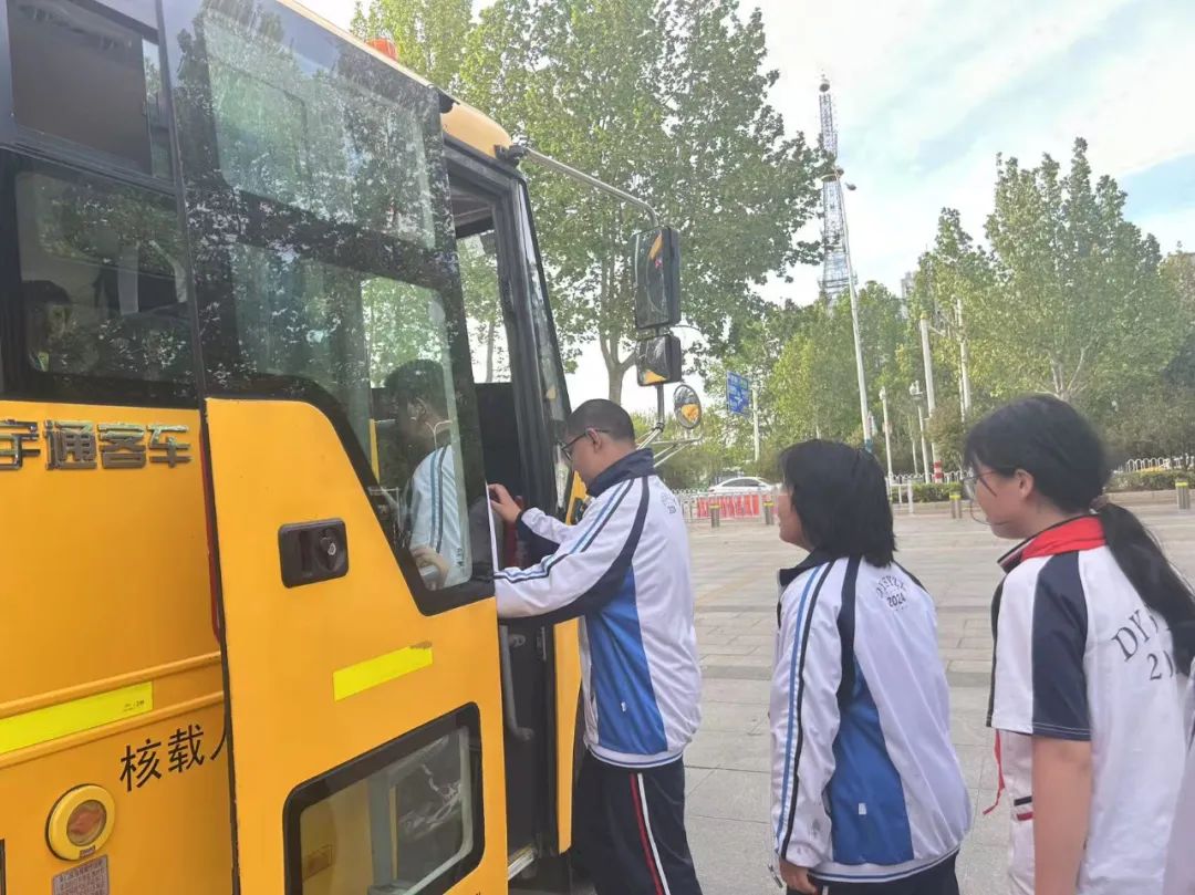 【平安校園】泰安市岱岳實驗中學“安全乘坐校車,真愛寶貴生命”校車安全演練 圖片