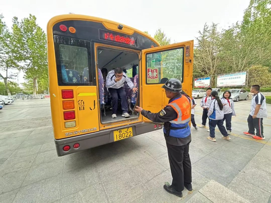 【平安校園】泰安市岱岳實驗中學“安全乘坐校車,真愛寶貴生命”校車安全演練 圖片