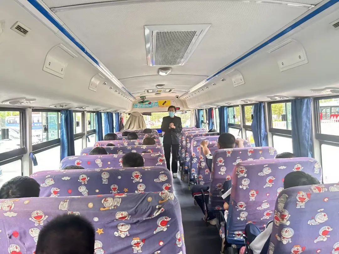 【平安校園】泰安市岱岳實驗中學“安全乘坐校車,真愛寶貴生命”校車安全演練 圖片