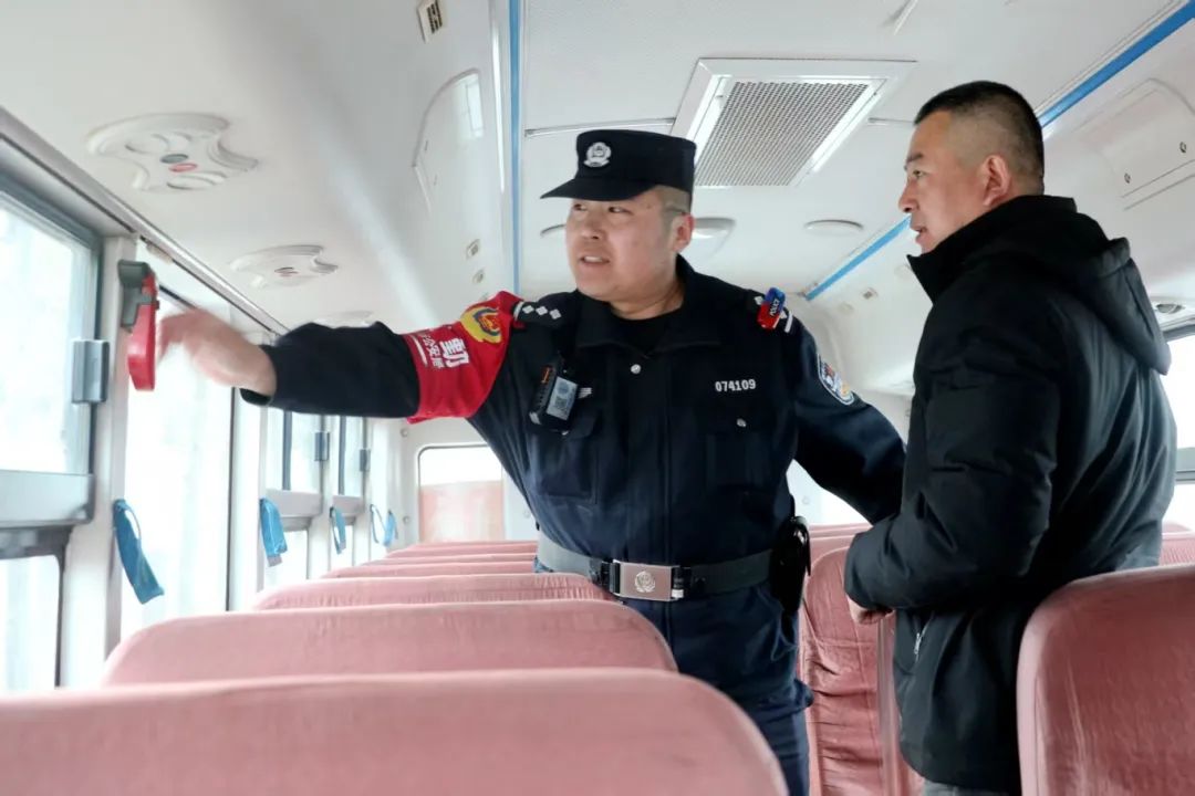 【學習兩會精神】黑臺派出所“三零”舉措筑牢校車安全屏障 e4ea1d558db0c68a8cc566061037172.jpg
