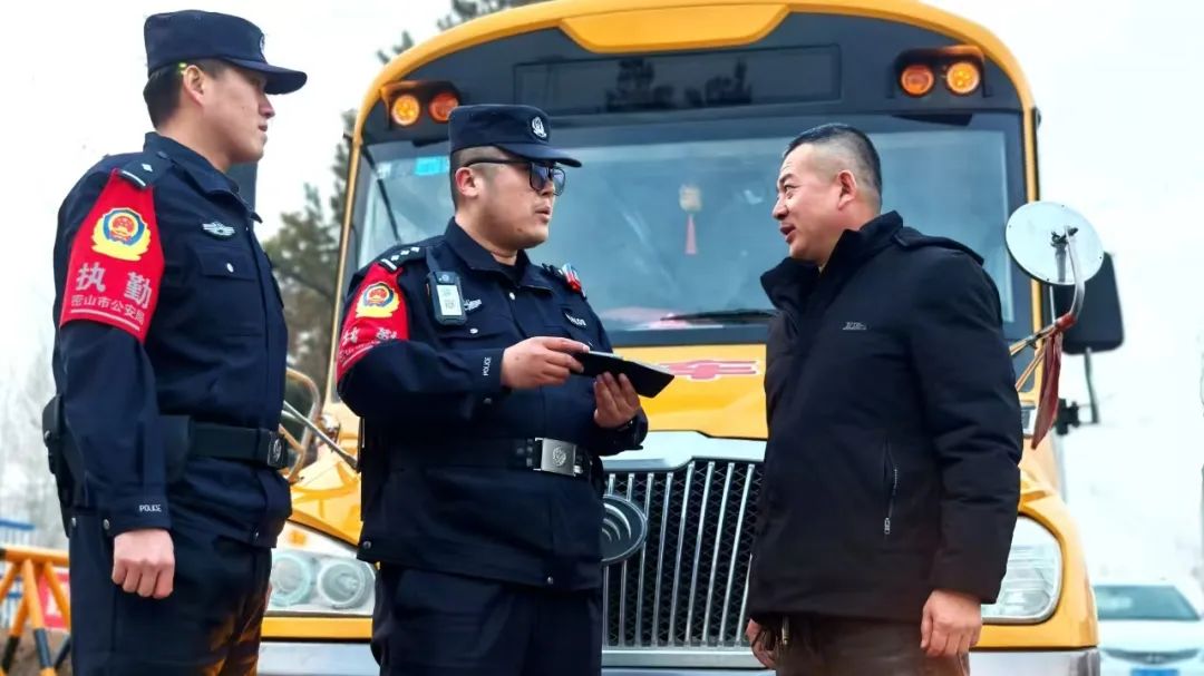 【學習兩會精神】黑臺派出所“三零”舉措筑牢校車安全屏障 cddbb064742d128a4ac19061eea81db.jpg