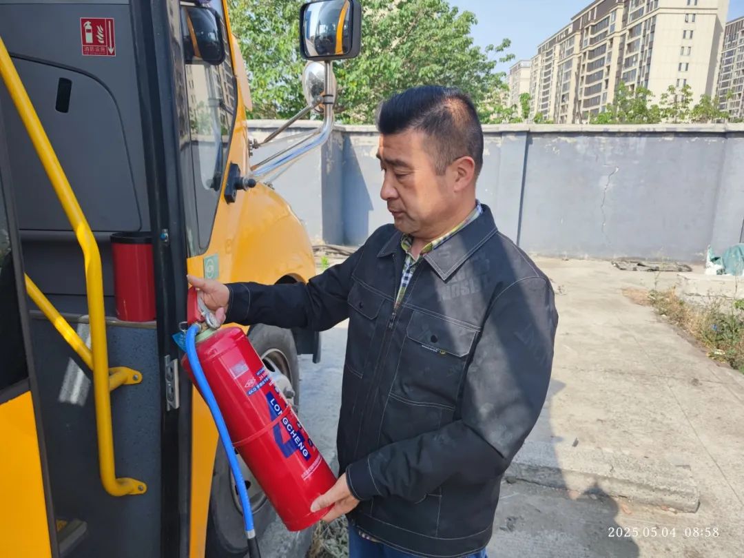 擰緊校車“安全閥”——校車公司多措并舉保障出行安全 圖片