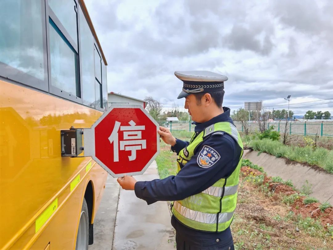富蘊公安:筑牢校車安全防線 護航學子平安出行 圖片