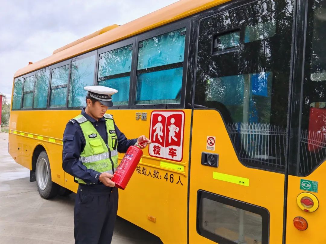 富蘊公安:筑牢校車安全防線 護航學子平安出行 圖片