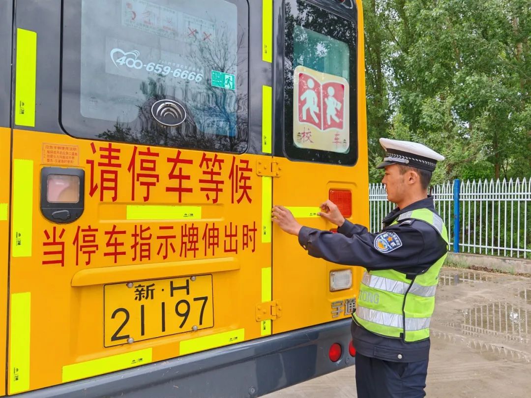 富蘊公安:筑牢校車安全防線 護航學子平安出行 圖片