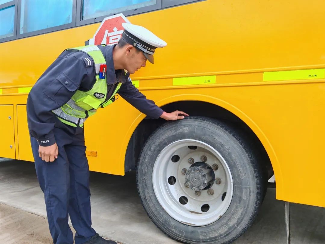 富蘊公安:筑牢校車安全防線 護航學子平安出行 圖片