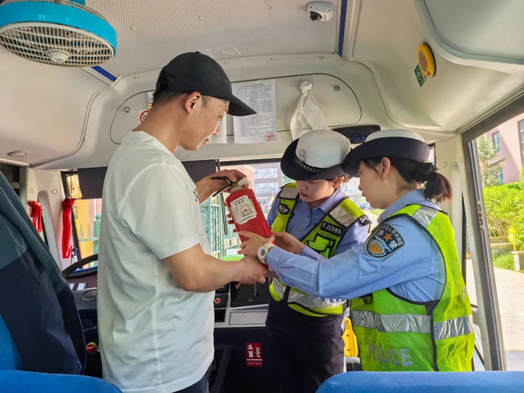 安定高速交警強(qiáng)化校車安全檢查 擰緊出行“安全閥” 圖片