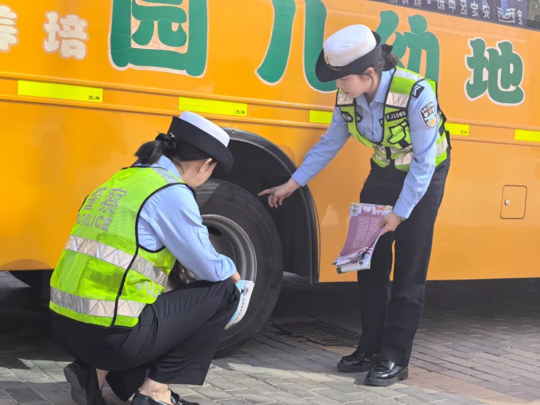 安定高速交警強(qiáng)化校車安全檢查 擰緊出行“安全閥” 圖片