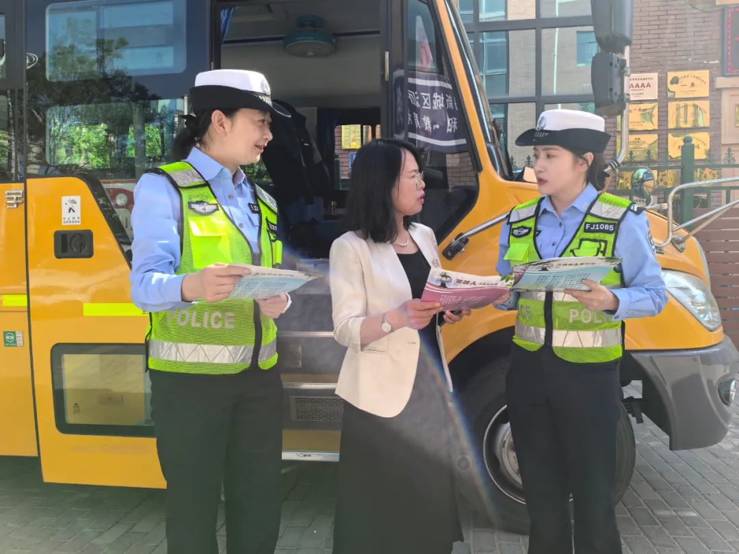 安定高速交警強(qiáng)化校車安全檢查 擰緊出行“安全閥” 圖片
