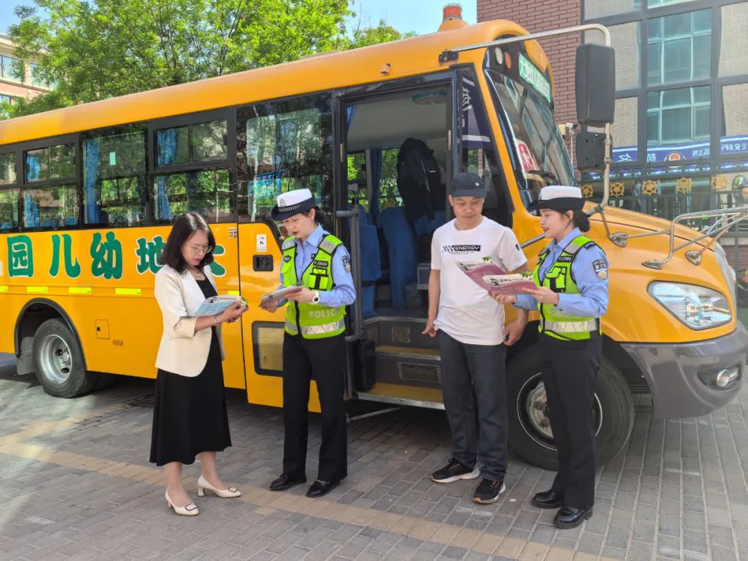 安定高速交警強(qiáng)化校車安全檢查 擰緊出行“安全閥” 圖片