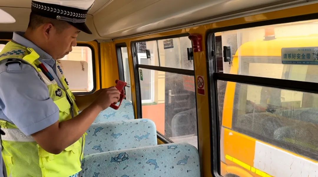 西吳中心校聯合交警開展六月校車安全檢查/ 圖片