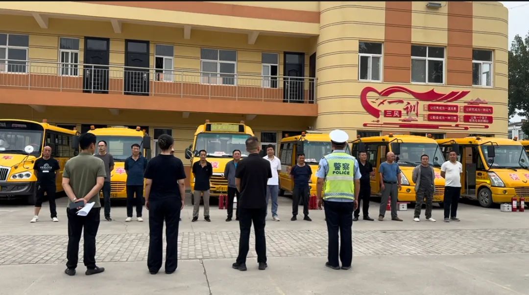 西吳中心校聯合交警開展六月校車安全檢查/ 圖片