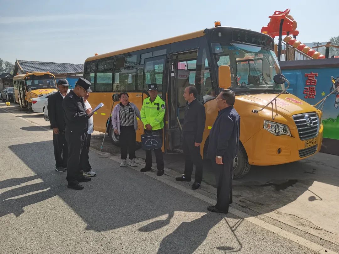 護航學(xué)子平安路——互助公安嚴把校車“體檢關(guān)” 守護學(xué)生“平安路” 護航學(xué)子平安路——互助公安嚴把校車“體檢關(guān)” 守護學(xué)生“平安路”