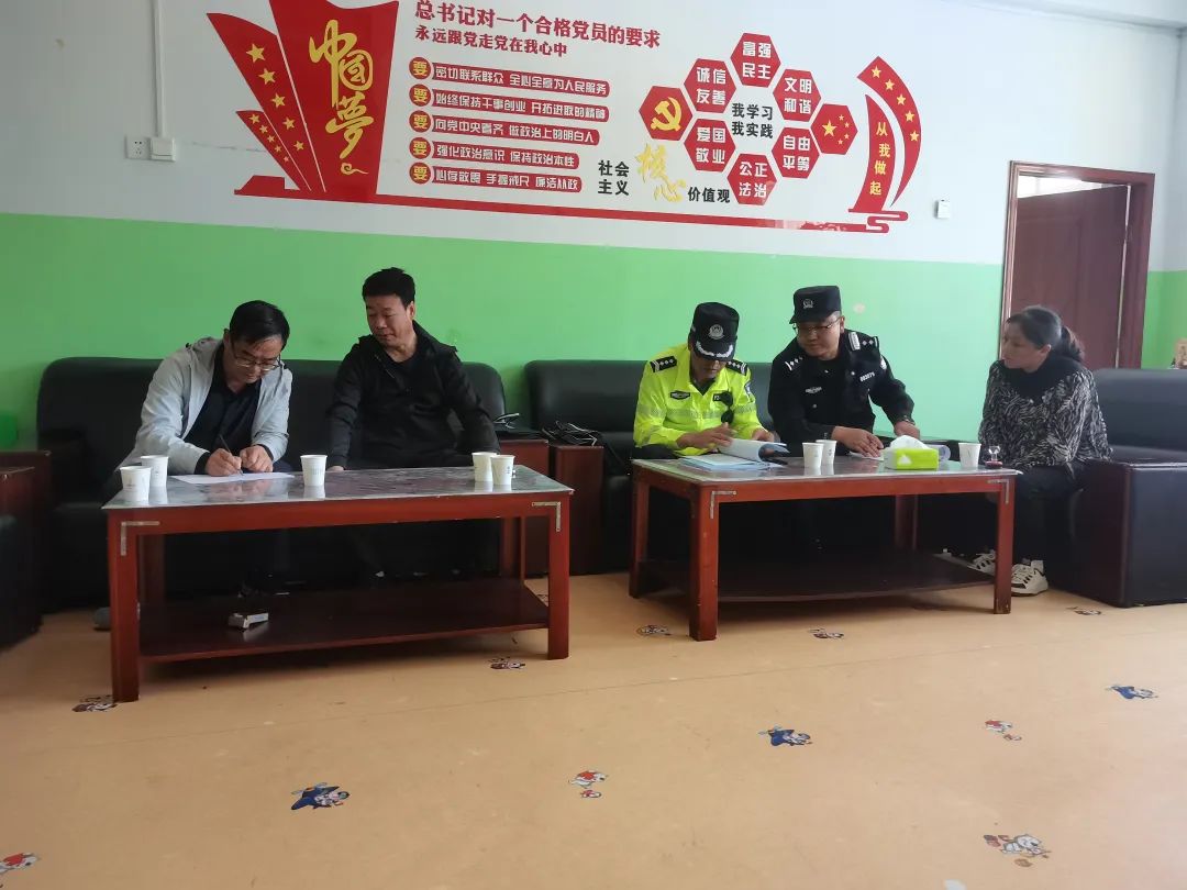 護航學(xué)子平安路——互助公安嚴把校車“體檢關(guān)” 守護學(xué)生“平安路” 護航學(xué)子平安路——互助公安嚴把校車“體檢關(guān)” 守護學(xué)生“平安路”