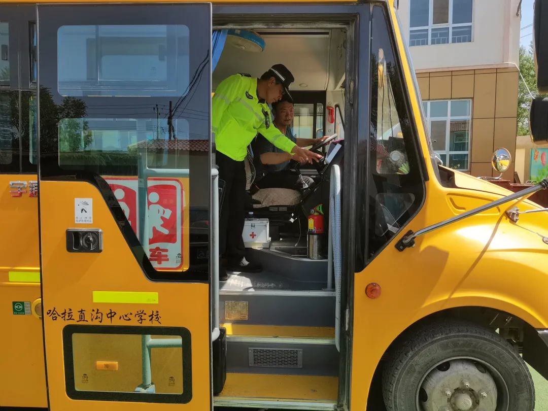 護航學子平安路——互助公安嚴把校車“體檢關” 守護學生“平安路”