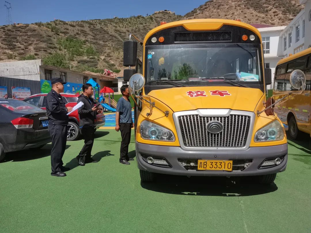 護航學子平安路——互助公安嚴把校車“體檢關” 守護學生“平安路”