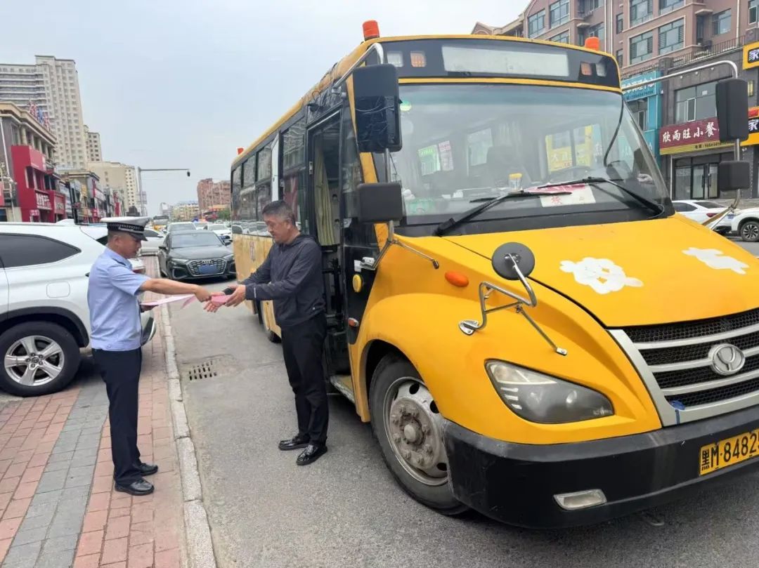 【全警警務建設年】擰緊校車“安全閥”,安達市公安局開展校車安全專項檢查 【全警警務建設年】擰緊校車“安全閥”,安達市公安局開展校車安全專項檢查