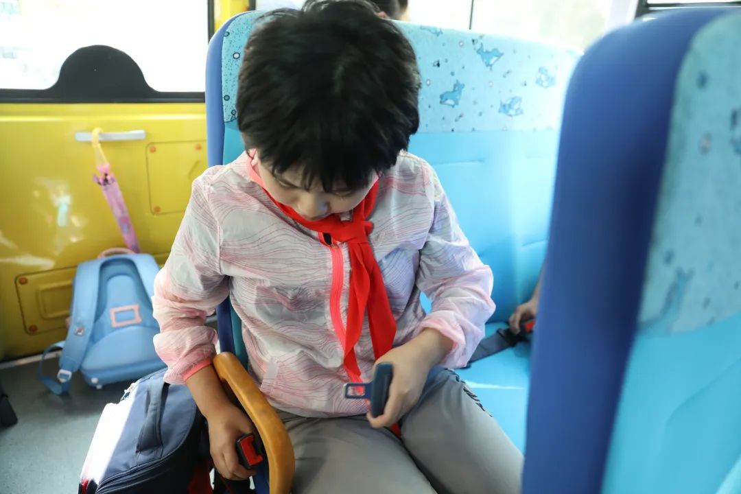 安全帶,生命帶——董李鳳美康健學校組織牢系安全帶校車演練 圖片