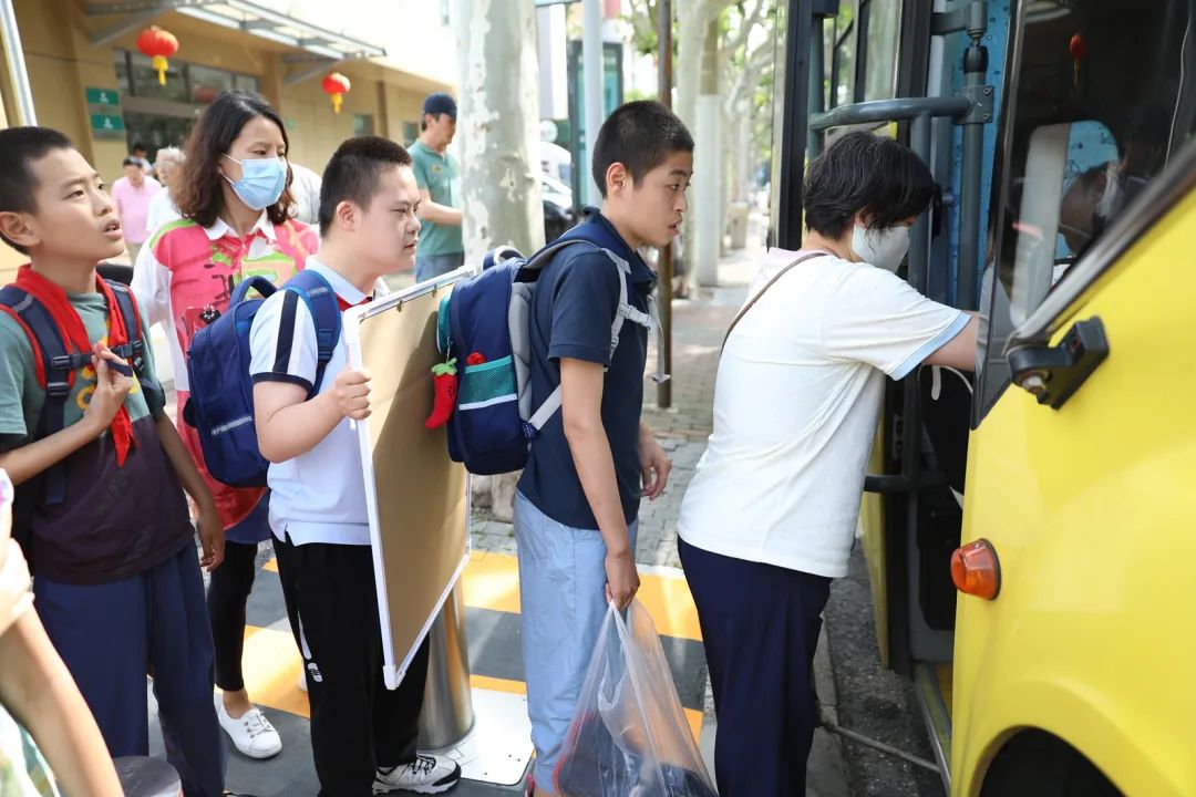 安全帶,生命帶——董李鳳美康健學校組織牢系安全帶校車演練 安全帶,生命帶——董李鳳美康健學校組織牢系安全帶校車演練