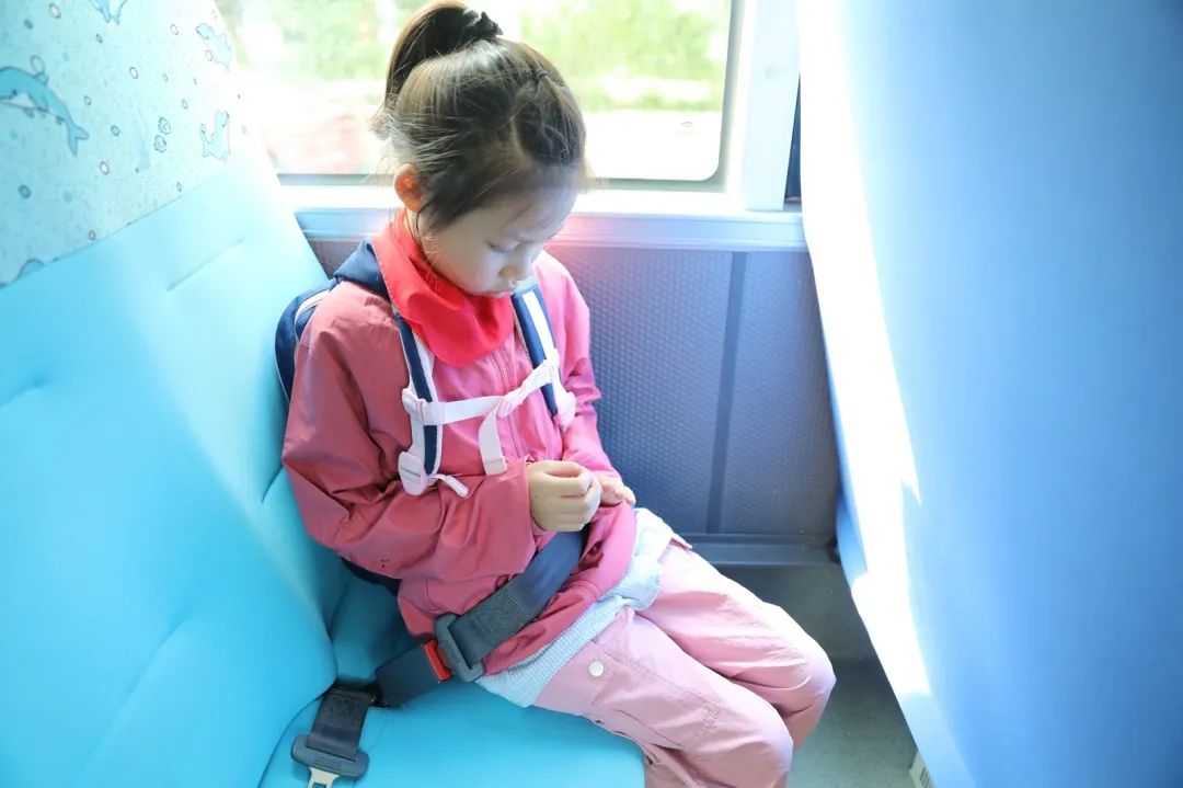 安全帶,生命帶——董李鳳美康健學校組織牢系安全帶校車演練 安全帶,生命帶——董李鳳美康健學校組織牢系安全帶校車演練