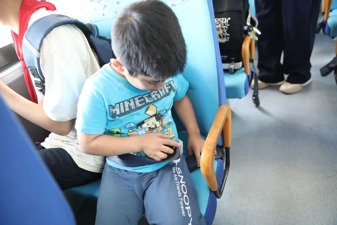 安全帶,生命帶——董李鳳美康健學校組織牢系安全帶校車演練 安全帶,生命帶——董李鳳美康健學校組織牢系安全帶校車演練