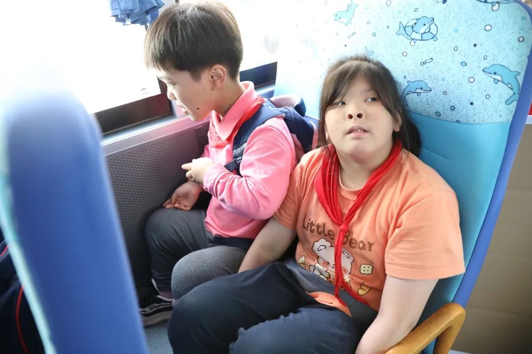 安全帶,生命帶——董李鳳美康健學校組織牢系安全帶校車演練 安全帶,生命帶——董李鳳美康健學校組織牢系安全帶校車演練