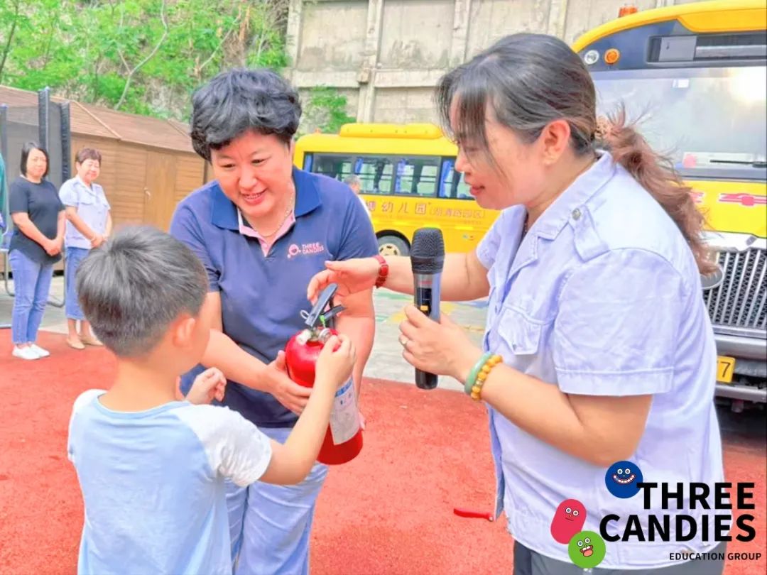 【校園安全】安全乘校車，平安伴我行——三顆糖御景新苑幼兒園校車安全應急演練