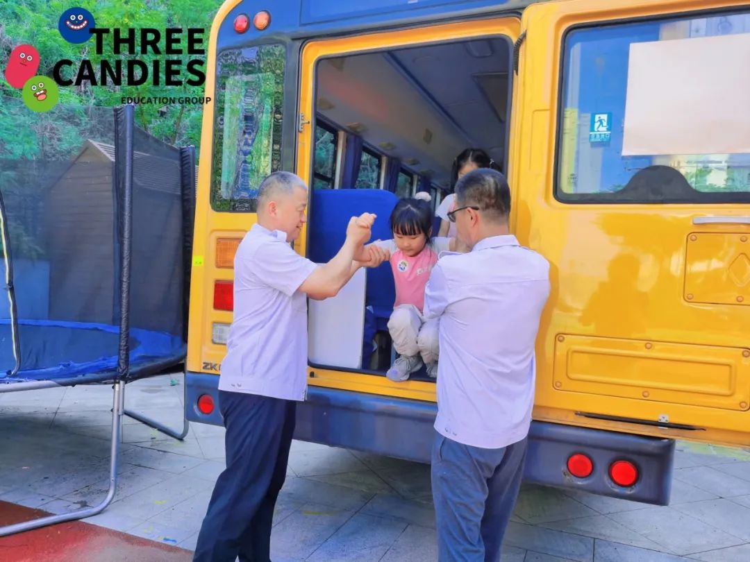 【校園安全】安全乘校車，平安伴我行——三顆糖御景新苑幼兒園校車安全應急演練