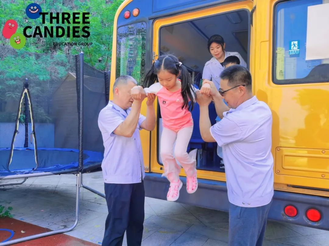 【校園安全】安全乘校車，平安伴我行——三顆糖御景新苑幼兒園校車安全應急演練